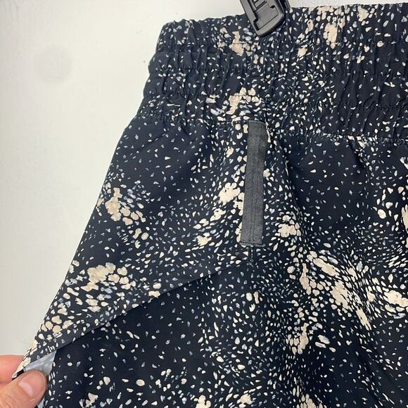 Old Navy Extra High-Waisted Dolphin-Hem Run Shorts 2.5-inch inseam 2X - Picture 6 of 11